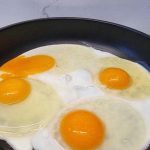 Come friggere un uovo che non si attacca alla padella: la fisica della superficie e il grasso giusto come-friggere-un-uovo-che-non-si-attacca-alla-padella.jpg